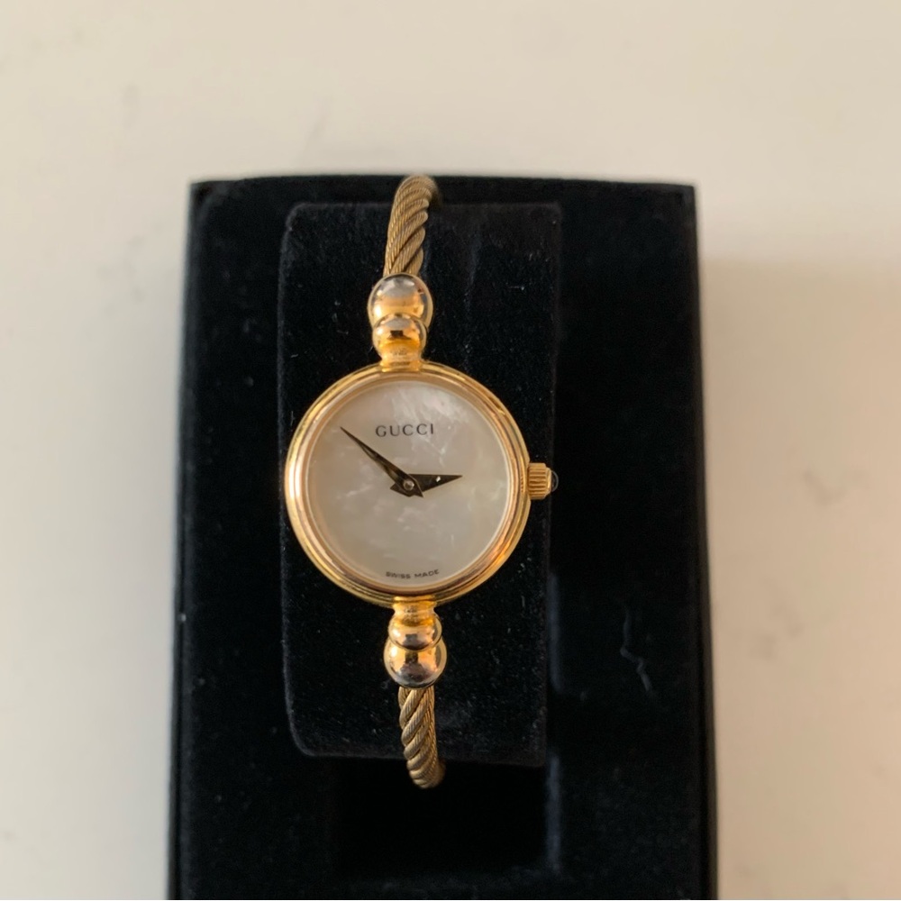 Vintage Authentic Women’s Gucci Gold Tone Twisted Bangle Watch. 2700.2.L.